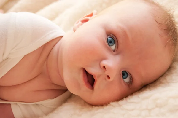 Retrato de adorable bebé niño —  Fotos de Stock