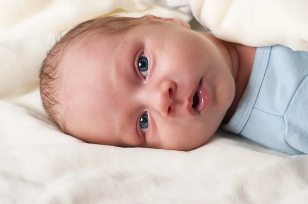 Retrato de adorable bebé niño — Foto de Stock