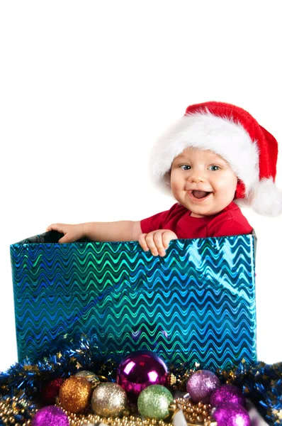 Очаровательный рождественский ребенок в красной шляпе в подарок — стоковое фото