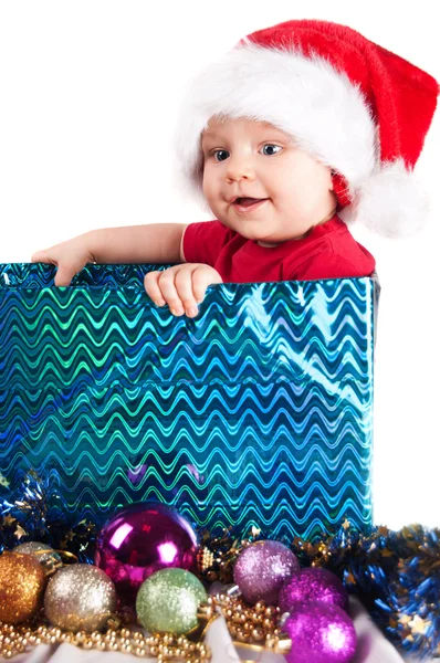 Очаровательный рождественский ребенок в красной шляпе в подарок — стоковое фото