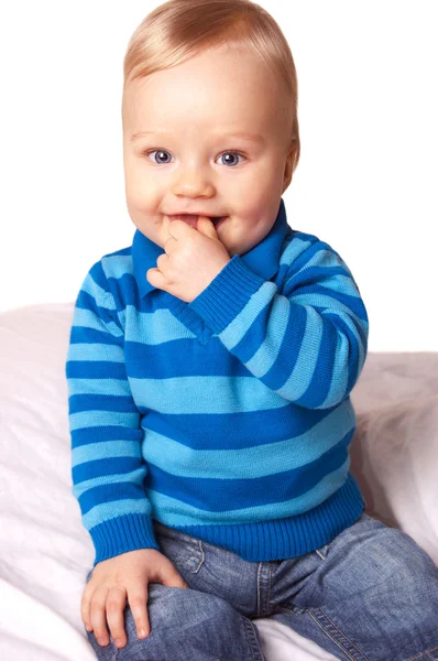 Süßer kleiner Junge in blauer Strickjacke — Stockfoto