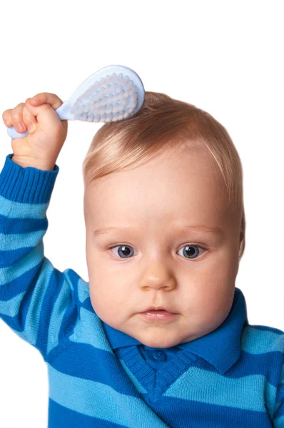 Babyjongen probeert te zijn haren borstel — Stockfoto