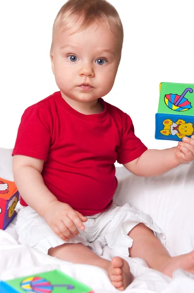 Förtjusande baby pojke med färgglada blocken — Stockfoto