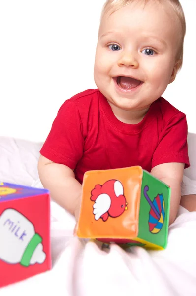 Schattige babyjongen met kleurrijke blokken — Stockfoto