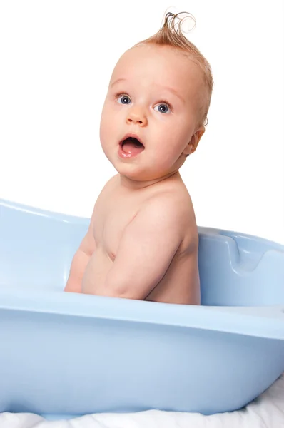 Смішний хлопчик приймає ванну ізольовано — стокове фото