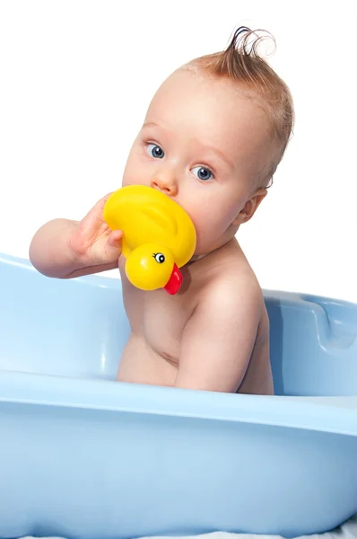 Divertido bebé chico tomando baño aislado — Foto de Stock