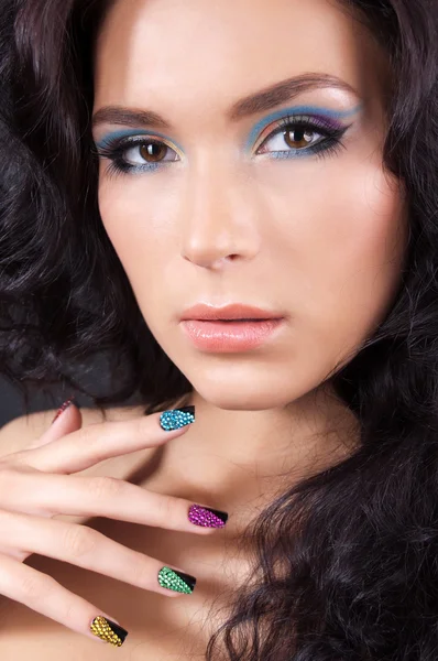 Piękna młoda kobieta makijaż moda i manicure — Zdjęcie stockowe