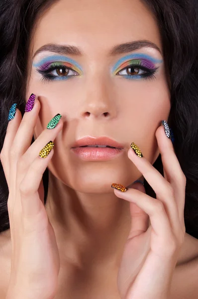 Bella giovane donna con trucco di moda e manicure — Foto Stock