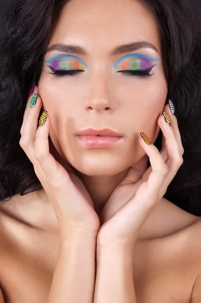 Hermosa joven con maquillaje de moda y manicura —  Fotos de Stock