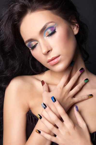 Bella giovane donna con trucco di moda e manicure — Foto Stock