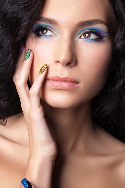 Mulher jovem bonita com maquiagem de moda e manicure — Fotografia de Stock