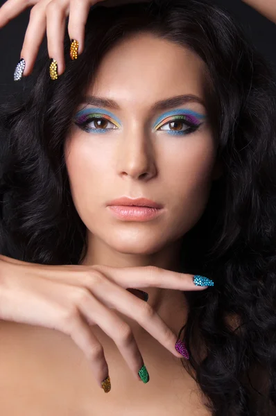 Mooie jonge vrouw met mode make-up en manicure — Stockfoto