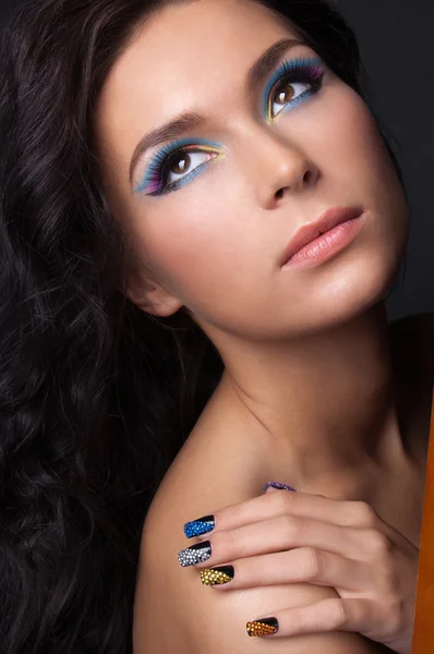 Schöne junge Frau mit modischem Make-up und Maniküre — Stockfoto