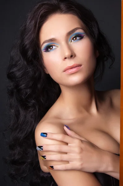 Schöne junge Frau mit modischem Make-up und Maniküre — Stockfoto