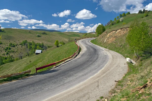 Curva de estrada de montanha — Fotografia de Stock