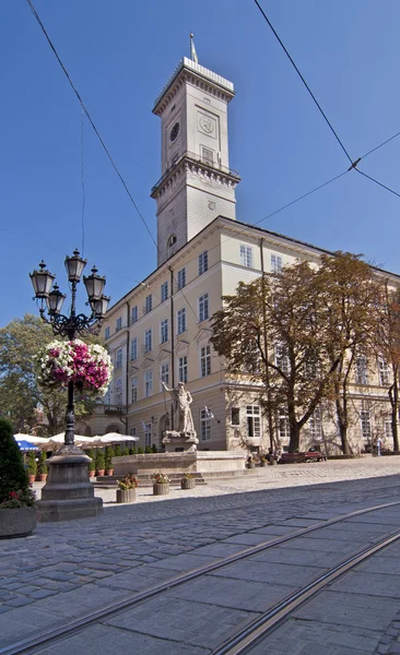 Stadhuis in lviv marktplein — Stockfoto