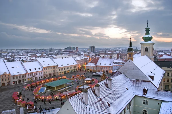 Sibiu hlavní náměstí v zimě do Vánoc — Stock fotografie