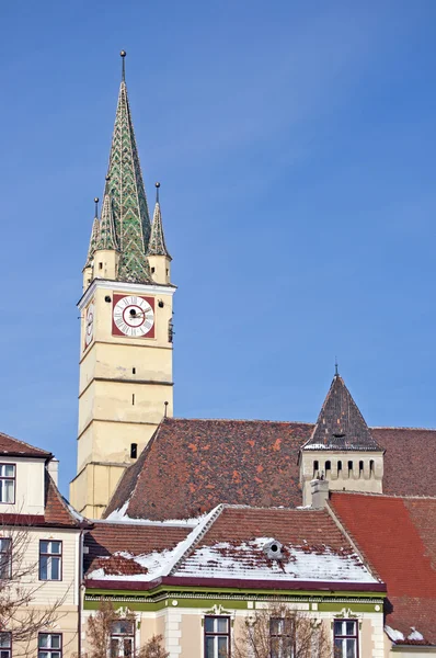 Věž kostela v médiích Transylvánie Rumunsko — Stock fotografie