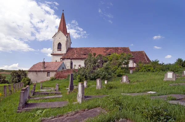 Старое сельское кладбище с церковью — стоковое фото