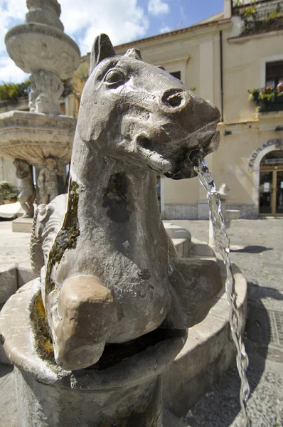 Fonte em Taormina praça principal — Fotografia de Stock