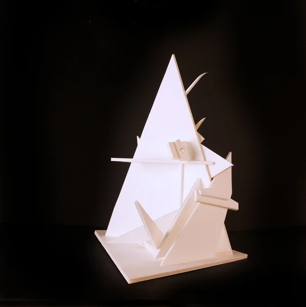 Kubistische abstrakte Skulptur aus weißem Brett — Stockfoto