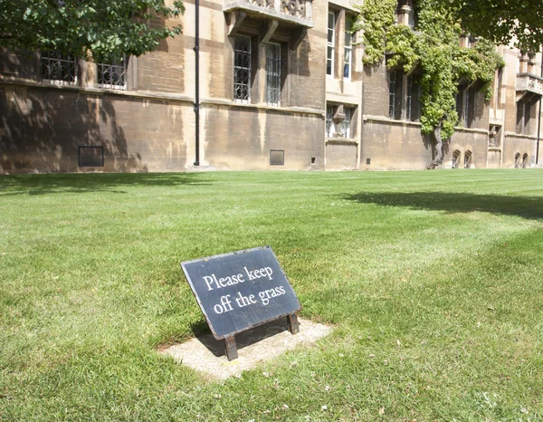 Signe qui dit de ne pas toucher à l'herbe — Photo