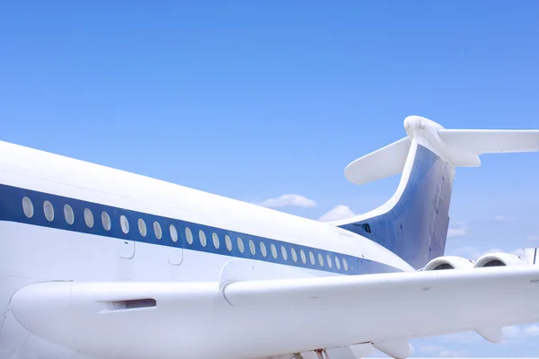 Nahaufnahme von Fenstern und Heckflosse eines großen Airbusflugzeugs — Stockfoto