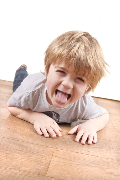Fiatal fiú kilóg a nyelv — Stock Fotó