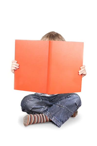 Junge liest ein großes Buch — Stockfoto