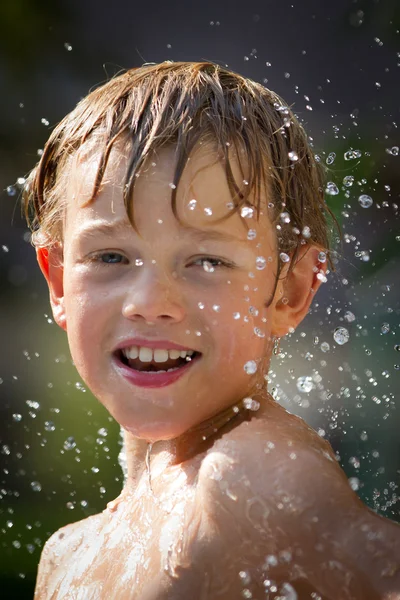 Παιδί που παίζει στο νερό — Φωτογραφία Αρχείου