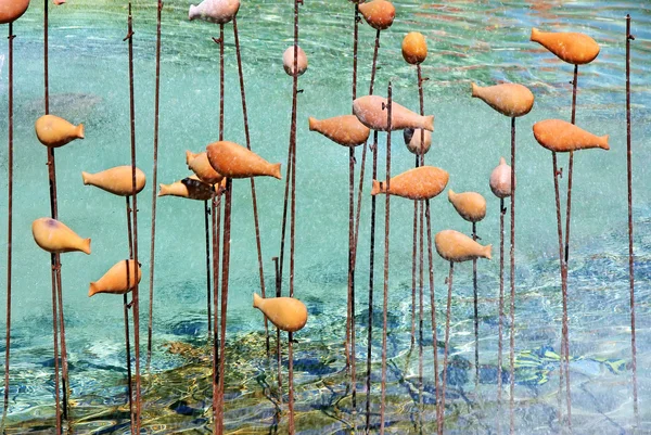 Fond de la sculpture poissons, sur le lac — Photo