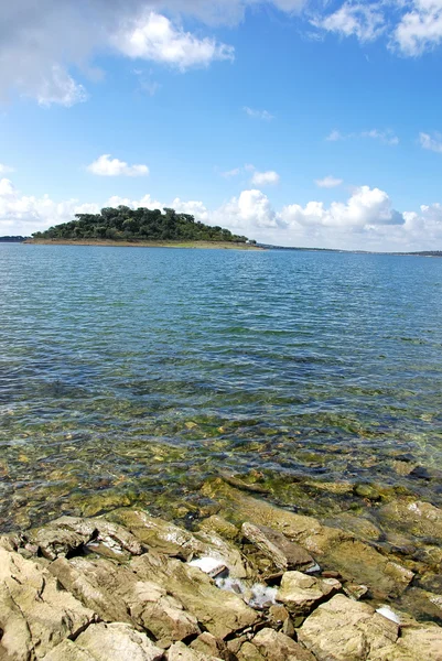 Острів на озері Alqueva, Південна ofportugal — стокове фото