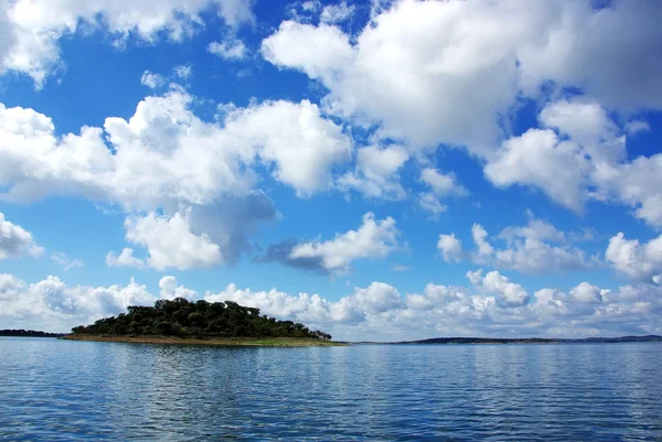 Острів на озері Alqueva — стокове фото