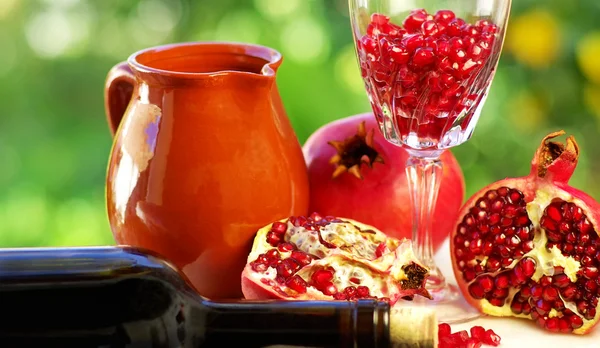 Pomegranate and glass of red wine — Stock Photo, Image