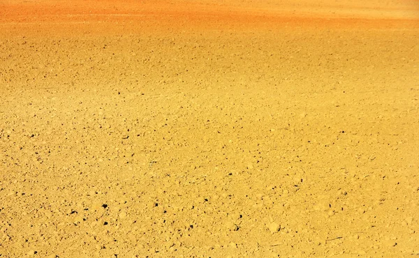 Gepflügter roter Lehmboden — Stockfoto