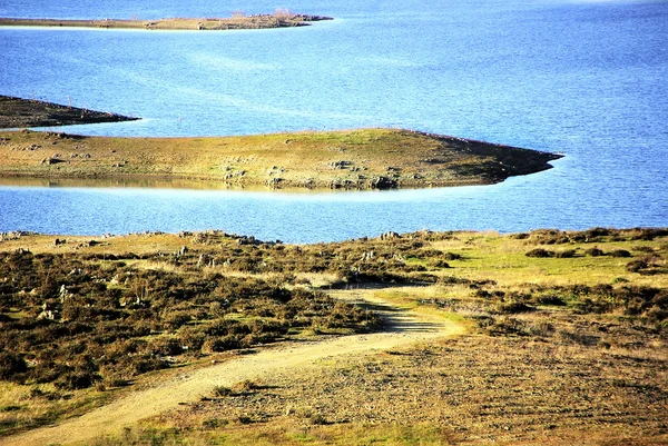 Blått vatten i alqueva lake, portugal — Stockfoto