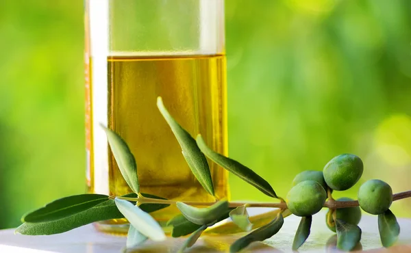 Оливки и оливковое масло . — стоковое фото