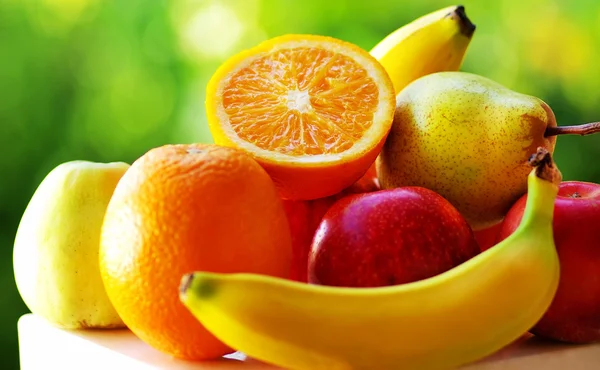 Frutti colorati sul tavolo . — Foto Stock