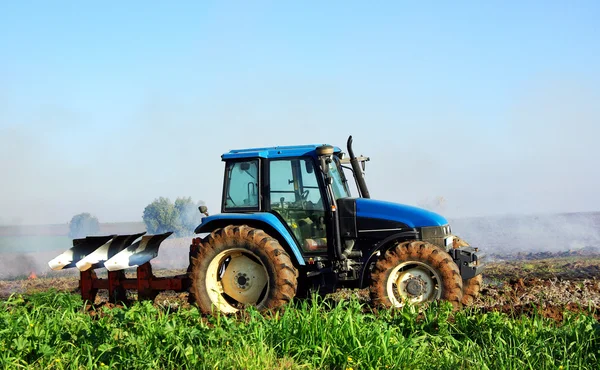 Trator azul no campo português — Fotografia de Stock