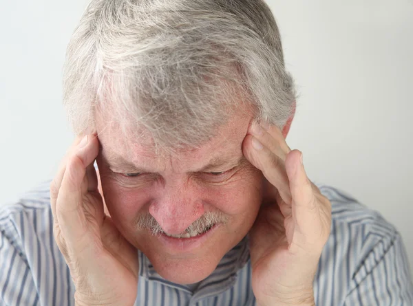 Hombre con terrible dolor de cabeza — Foto de Stock