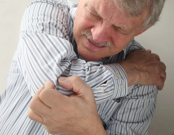 Senior mit schmerzenden Gelenken — Stockfoto