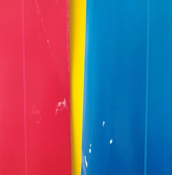 赤、黄色、青紙の背景 — ストック写真