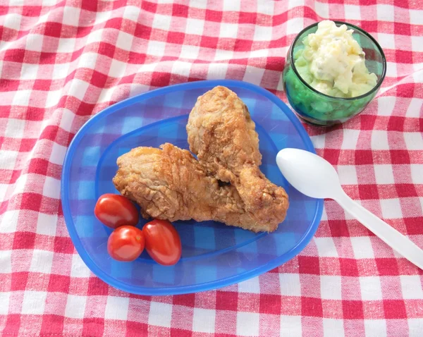 Fried chicken and potato salad — Stock Photo, Image