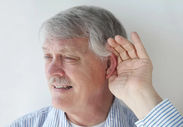 Зрілий чоловік має проблеми зі слухом — стокове фото