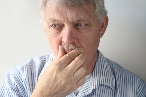 Uomo anziano accarezza i baffi — Foto Stock