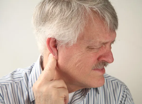 Боль вокруг уха — стоковое фото