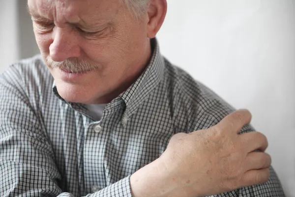 Homem com dor na articulação do ombro — Fotografia de Stock