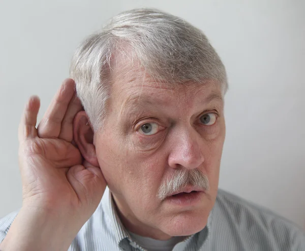 El hombre mayor tiene problemas de audición. — Foto de Stock