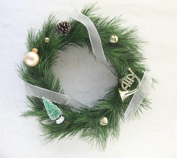 Ghirlanda di Natale con campane e ornamenti — Foto Stock