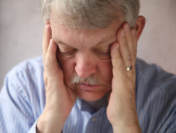 Hombre mayor deprimido — Foto de Stock